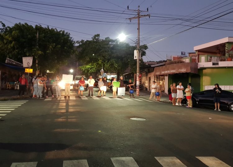 Por falta de agua bloquean calle a Sierra Morena