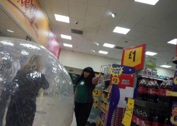 (VIDEO) Mujer se va de compras dentro de esfera de plástico por temor al coronavirus