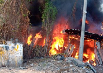 Incendio consume venta de chatarra en San Miguel