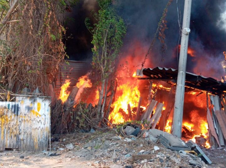 Incendio consume venta de chatarra en San Miguel