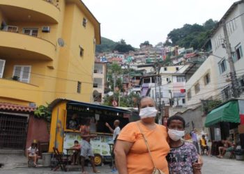 Bolsonaro califica al covid-19 como «resfriadito» y los narcos imponen el confinamiento en algunas favelas