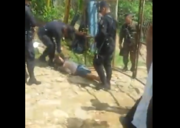 VIDEO, ADVERTENCIA | Policía golpea brutalmente a joven con discapacidad mental en municipio de Yamabal
