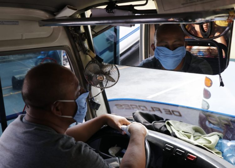 Verifican que motoristas de transporte colectivo usen mascarillas y alcohol gel
