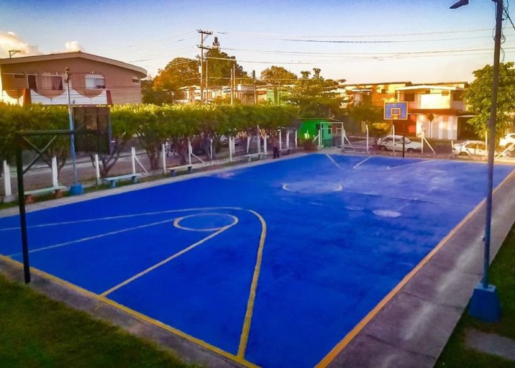 Alcaldía capitalina renueva canchas en el Distrito 2