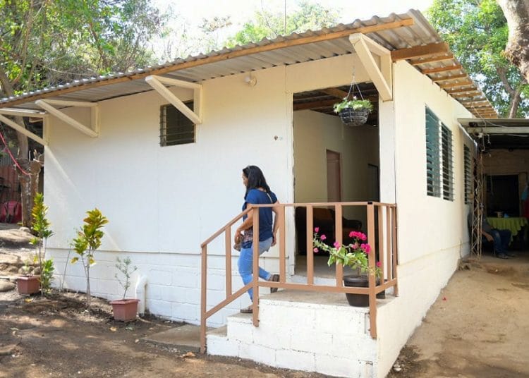 Primera dama entrega vivienda a familia de niño sonsonateco que quiere ser bombero