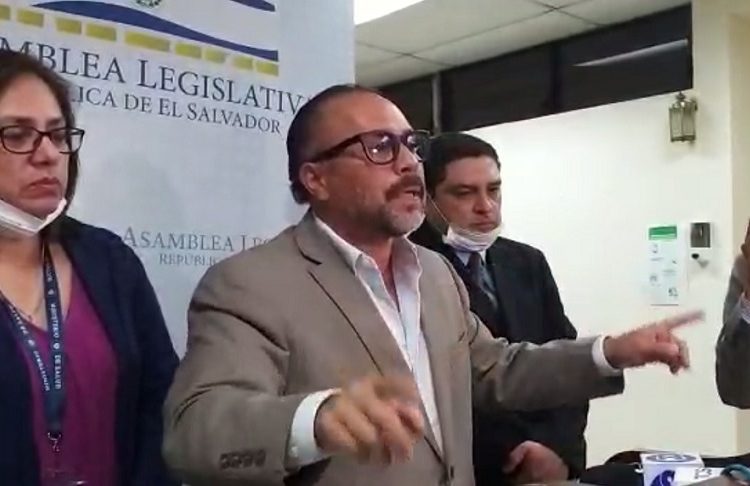 Secretario Privado de Bukele a los diputados: “Ya basta de esas actitudes”