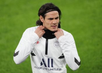 Edinson Cavani viajó a Uruguay para colaborar con los afectados por el coronavirus