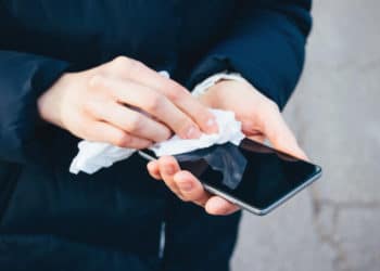 Para prevenir el coronavirus se deben lavar las manos, llevar desinfectante y limpiar el celular