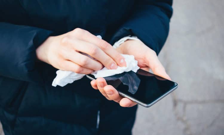 Para prevenir el coronavirus se deben lavar las manos, llevar desinfectante y limpiar el celular