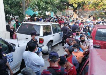 Salvadoreños abarrotan oficinas de CENADE para reclamar $300 de cuarentena