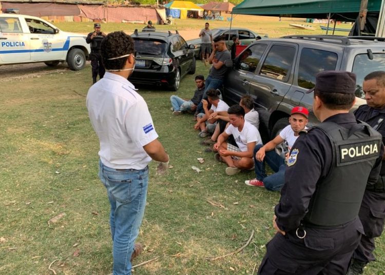 PNC retiene a seis guatemaltecos que pretendían entrar al país por punto ciego evadiendo controles sanitarios