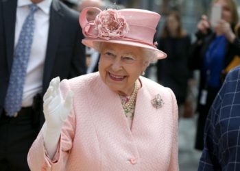 Alarma en la familia real británica porque un guardaespaldas de Isabel II tiene covid-19