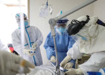 Médico chino tras autopsias de infectados por covid-19 es como «una combinación del SARS y el sida»