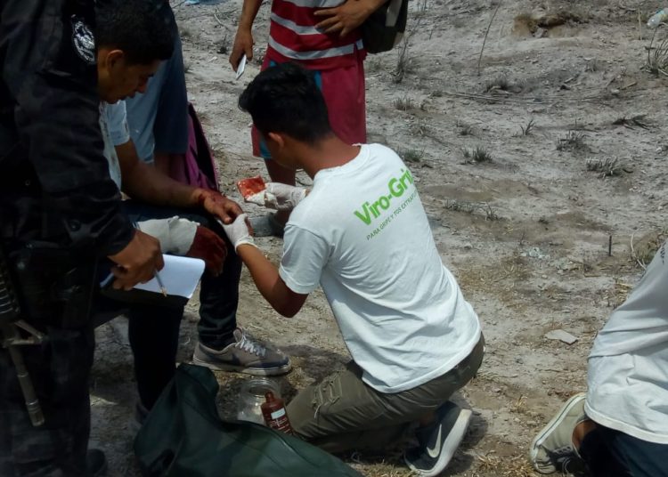 Choque de camión y rastra deja dos lesionados en Santa Ana