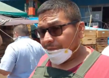 (VIDEO) En emergencia del coronavirus, comerciante de La Tiendona regala verduras