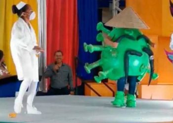 (VIDEO) Un niño disfrazado de coronavirus baila en un carnaval en México