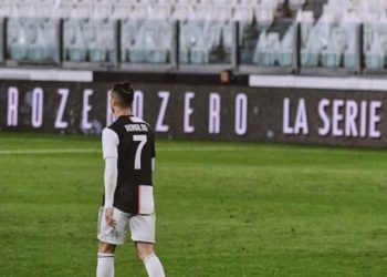 (VIDEO) El curioso gesto de Cristiano Ronaldo ante el estadio desierto por el coronavirus