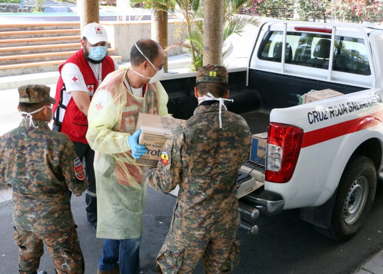 La institución humanitaria entregó insumos de limpieza a albergue en la Vía Olímpica, Santa Tecla, y donó colchonetas a la alcaldía de Apopa.