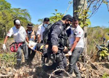 Oficial de la PNC pierde control de su motocicleta y cae en un barranco en Suchitoto, Cuscatlán