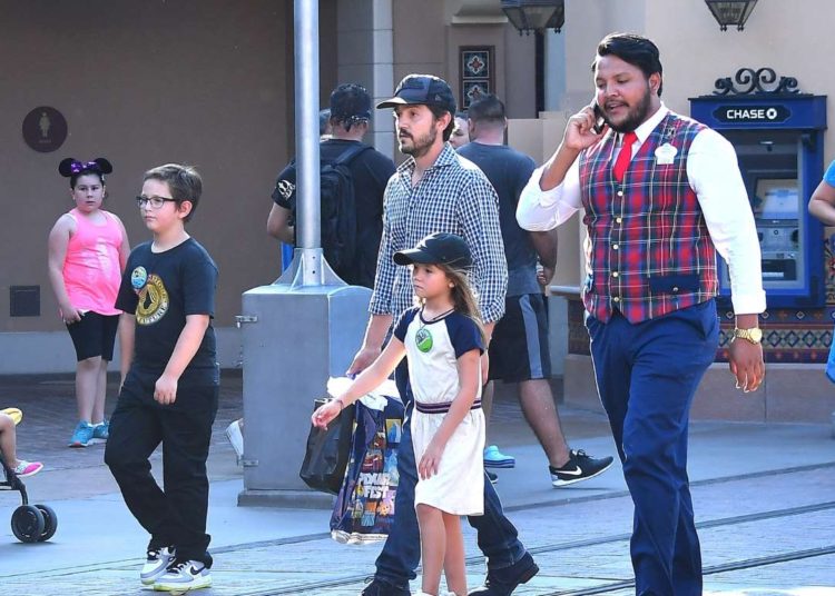 Diego Luna se lanza contra AMLO tras el contagio de coronavirus de su hija