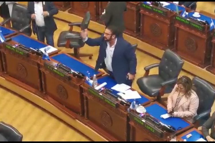 (VÍDEO) Francis Zablah a junta directiva de Asamblea: «Es un negocio de mafias lo que están haciendo, no sean idiotas, tenemos emergencia nacional»
