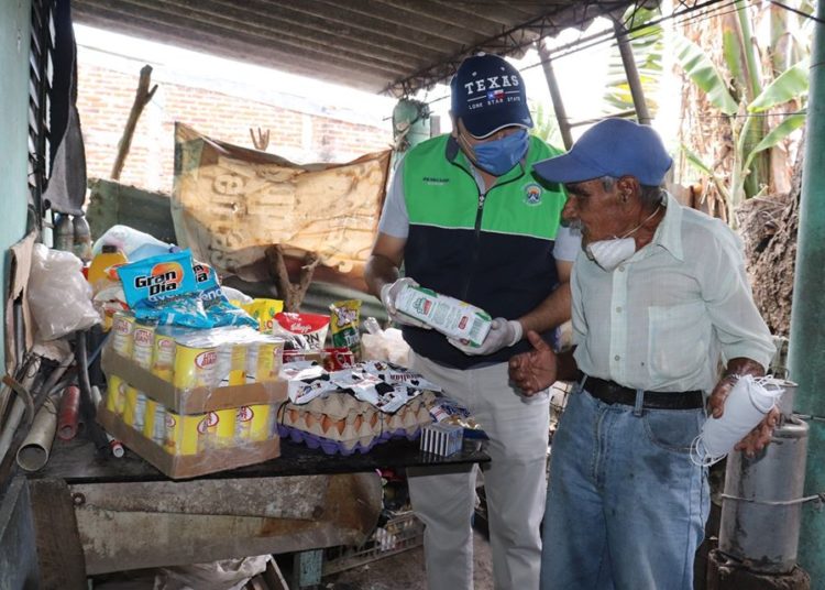 Vendedor ambulante de 83 años afectado por emergencia ante coronavirus recibe ayuda de alcalde Juan Pablo Álvarez