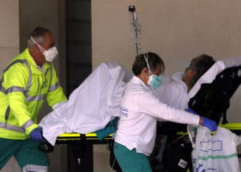 En España la cifra de muertos diarios por covid-19 llega 838, se eleva a 6.528 y 8.189 nuevos casos