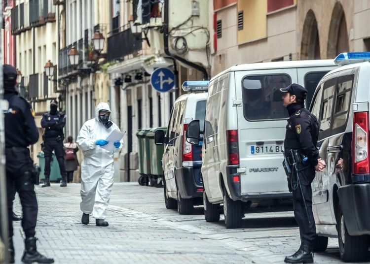 España registra más de 1000 casos de coronavirus en un día y la cifra de fallecidos se eleva a casi 300