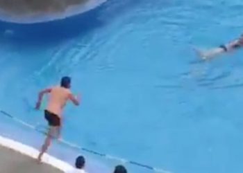 (VIDEO) Policía española detiene a turista por bañarse en una piscina pese a las restricciones por el coronavirus