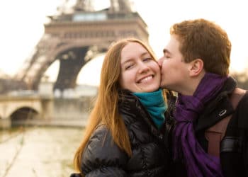 Francia: Ministro de Salud pide reducir los saludos con besos para evitar el coronavirus