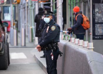 La policía de Nueva York estima que entre sus filas hay unos 900 agentes con covid-19