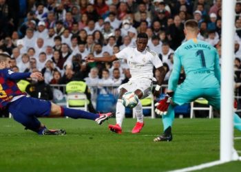 El Real Madrid derrota 2-0 al Barcelona y toma el liderato