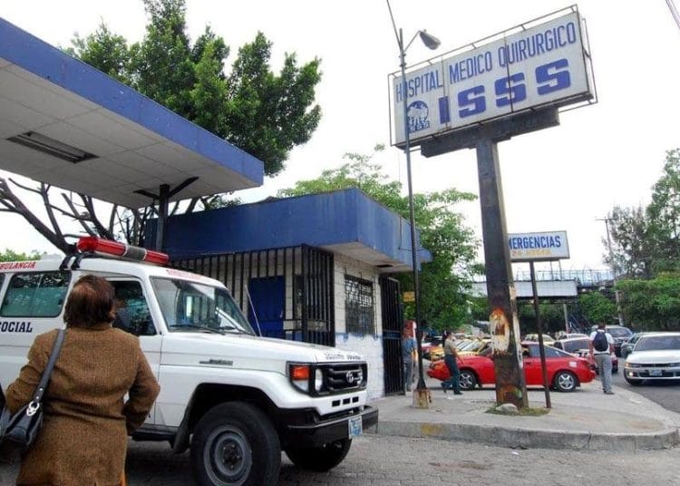 ISSS atenderá a hijos de cotizantes hasta los 18 años