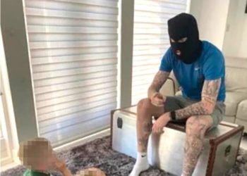 Futbolista de Stoke City genera polémica al dar lección de historia a sus hijos y disfrazado del IRA