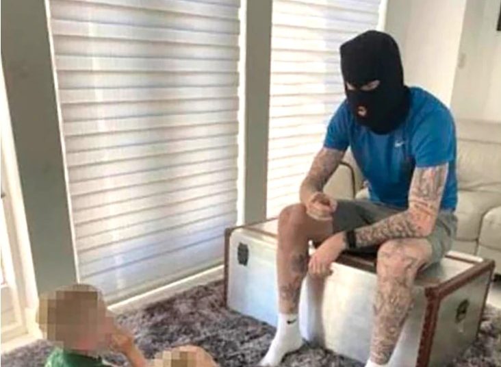 Futbolista de Stoke City genera polémica al dar lección de historia a sus hijos y disfrazado del IRA