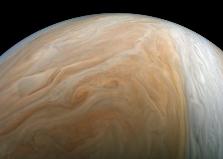 La NASA muestra a Júpiter «de norte a sur» en imágenes «ultragrán angular»