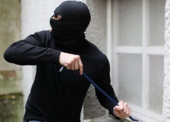 (VIDEO) Hombre entra a robar y huye tras asustarse de su reflejo en el espejo