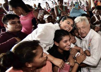(VIDEO) Presidente mexicano ‘desafía’ al coronavirus y da la mano a cientos de personas en evento