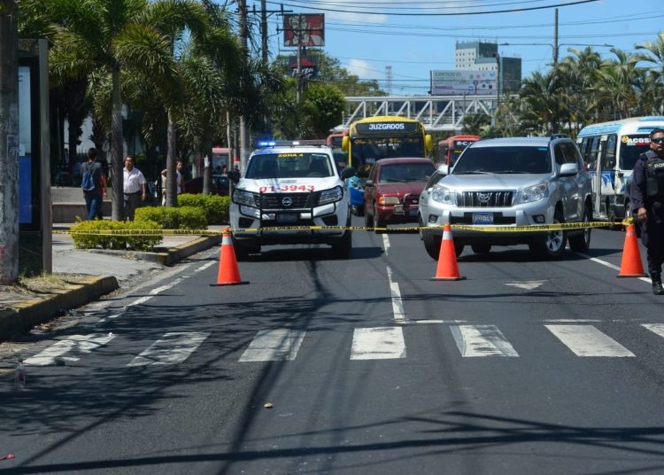 Limpia parabrisas es herido de bala en bulevar Los Héroes de San Salvador