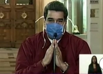 (VIDEO) Nicolás Maduro y su peculiar forma de colocarse una mascarilla