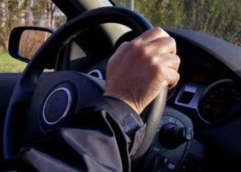 (VIDEO) A los pocos minutos de aprobar el examen de manejo sufre accidente y termina en un río