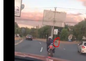 VIDEO | Motociclista dispara contra un vehículo particular en la Merliot