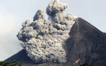 (VIDEO) Volcán Merapi de Indonesia entra en erupción y arroja una columna de ceniza de 6.000 metros