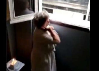 (VIDEO) Abuela aislada llora al oír a vecinos cantarle por su cumpleaños desde patio