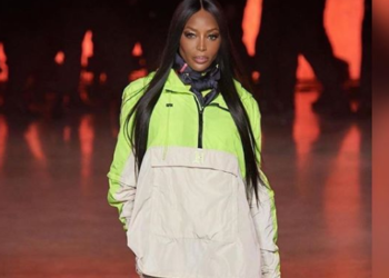 Naomi Campbell viaja vestida con un traje de protección química, mascarilla y guantes para eludir el coronavirus