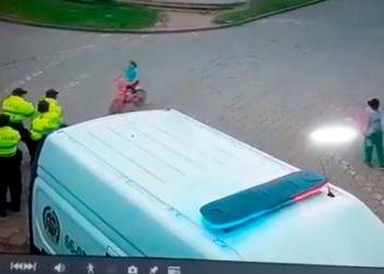 (VIDEO) Niña pierde el control de su bicicleta y atropella a un policía