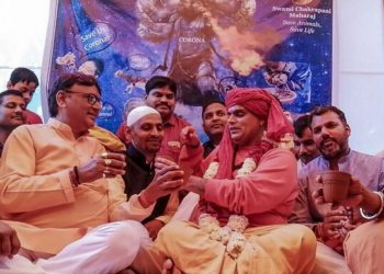 En la India toman orines de vaca para evitar el coronavirus