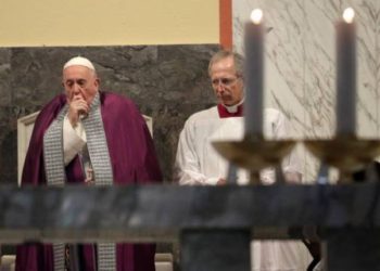 El papa Francisco aparece en público y cancela su retiro espiritual debido a un «resfriado»