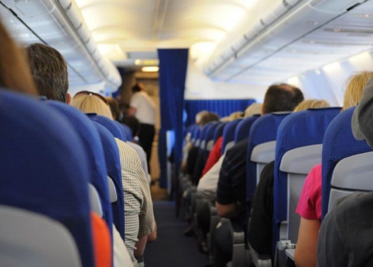 Pasajeros obligaron a un avión a desviarse porque una persona estornudó