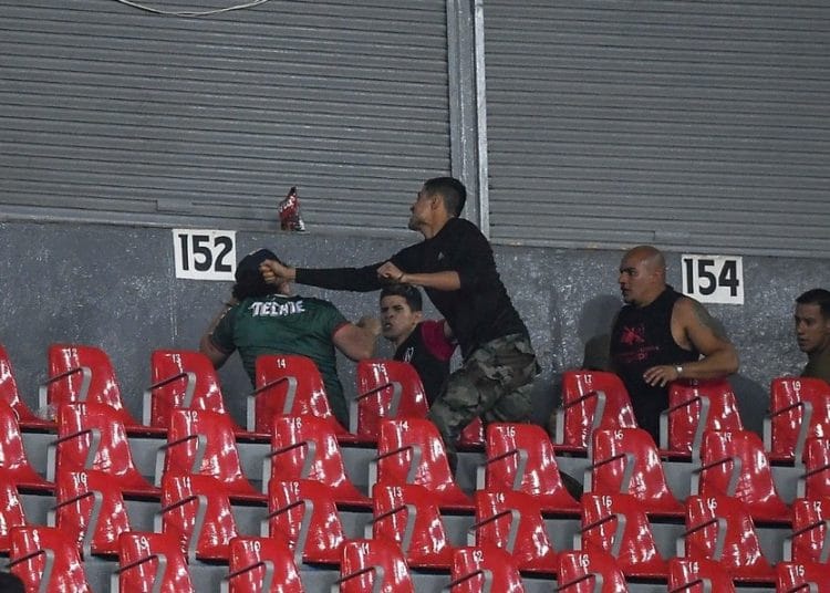 (VIDEO) Pelea campal entre barras del Atlas y Chivas en Clásico Tapatío